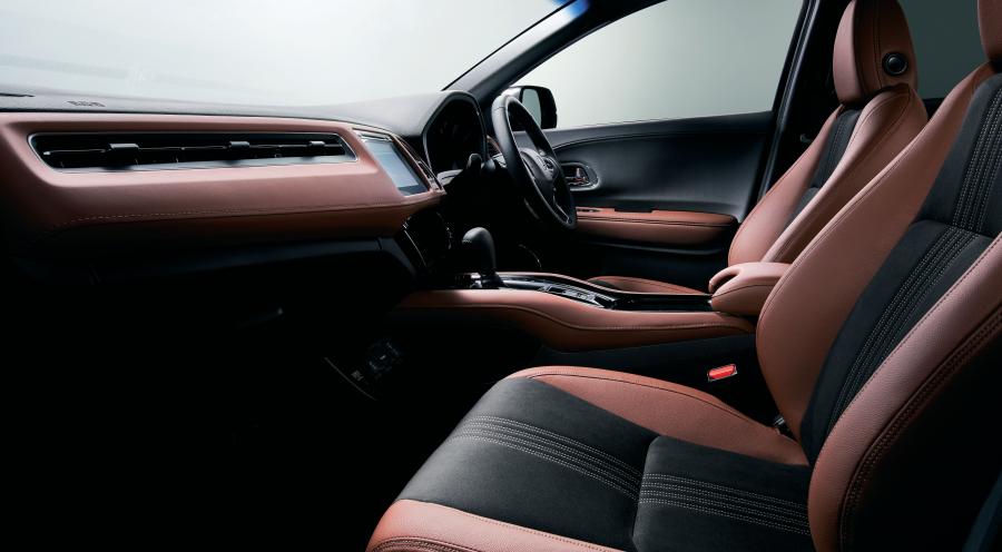 Интерьер Honda Vezel Touring 2019 года  (JP) (фото 8 из 16)